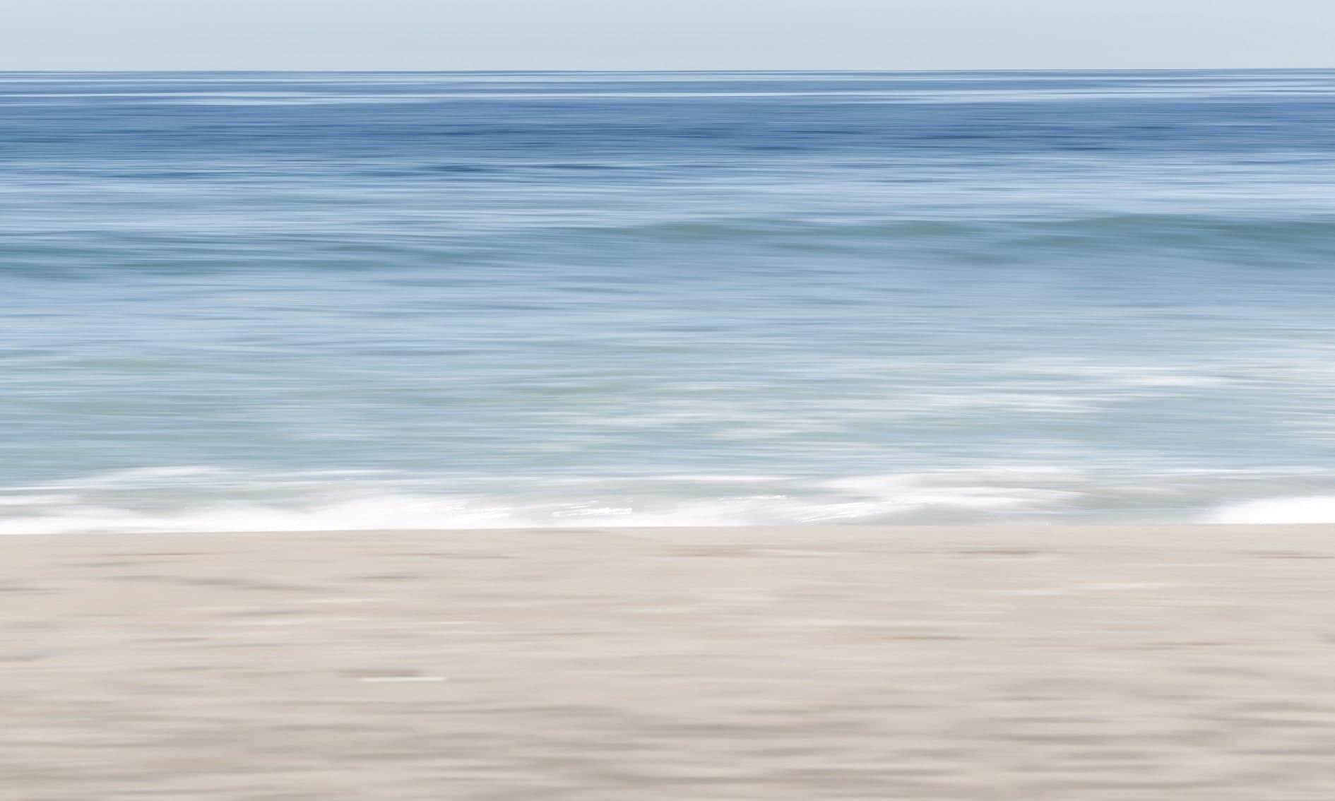 Abstracto con barrido de cámara: mar azul con espuma y franja de arena beige abajo. Agua #P6, fotografía de Cristian Letelier, edición limitada