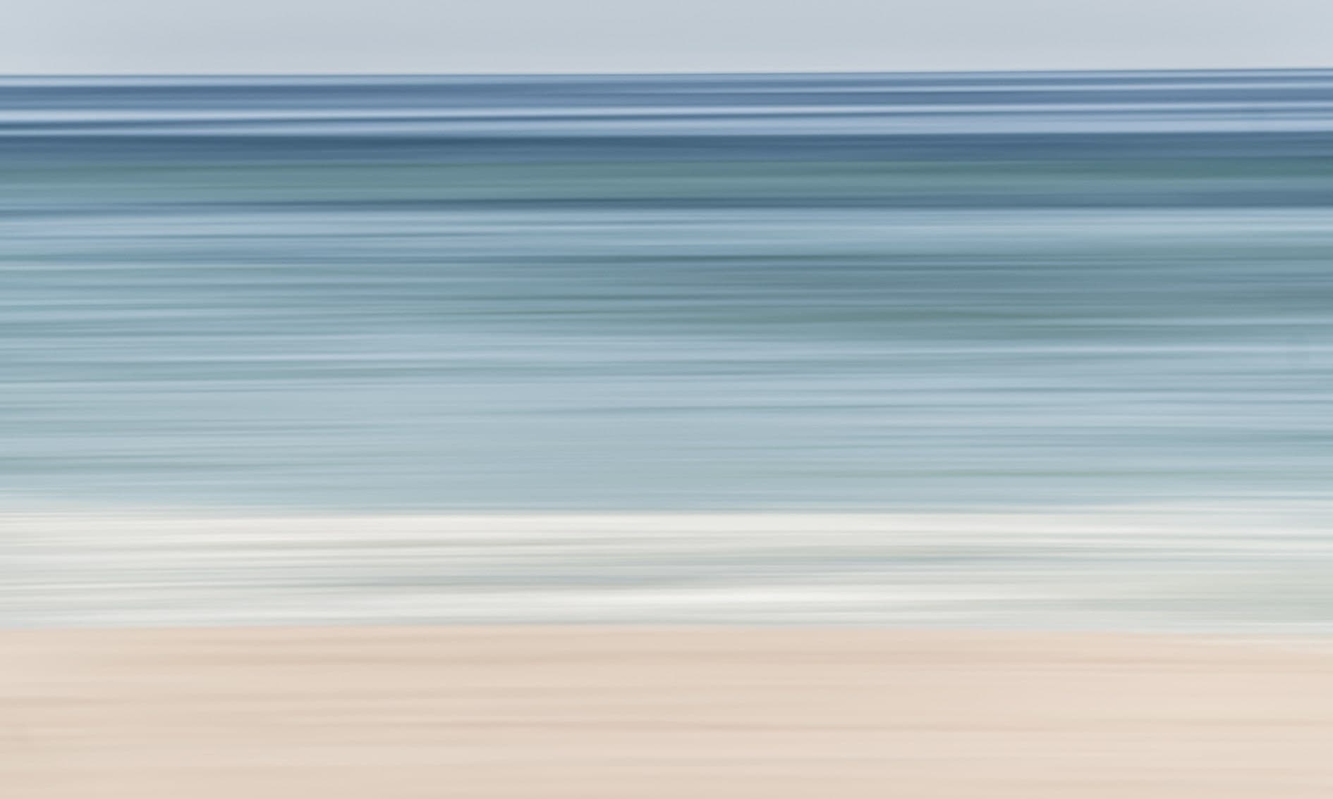 Abstracto de líneas horizontales: mar azul barrido, espuma y arena rosada abajo. Agua #P9, fotografía de Cristian Letelier, edición limitada