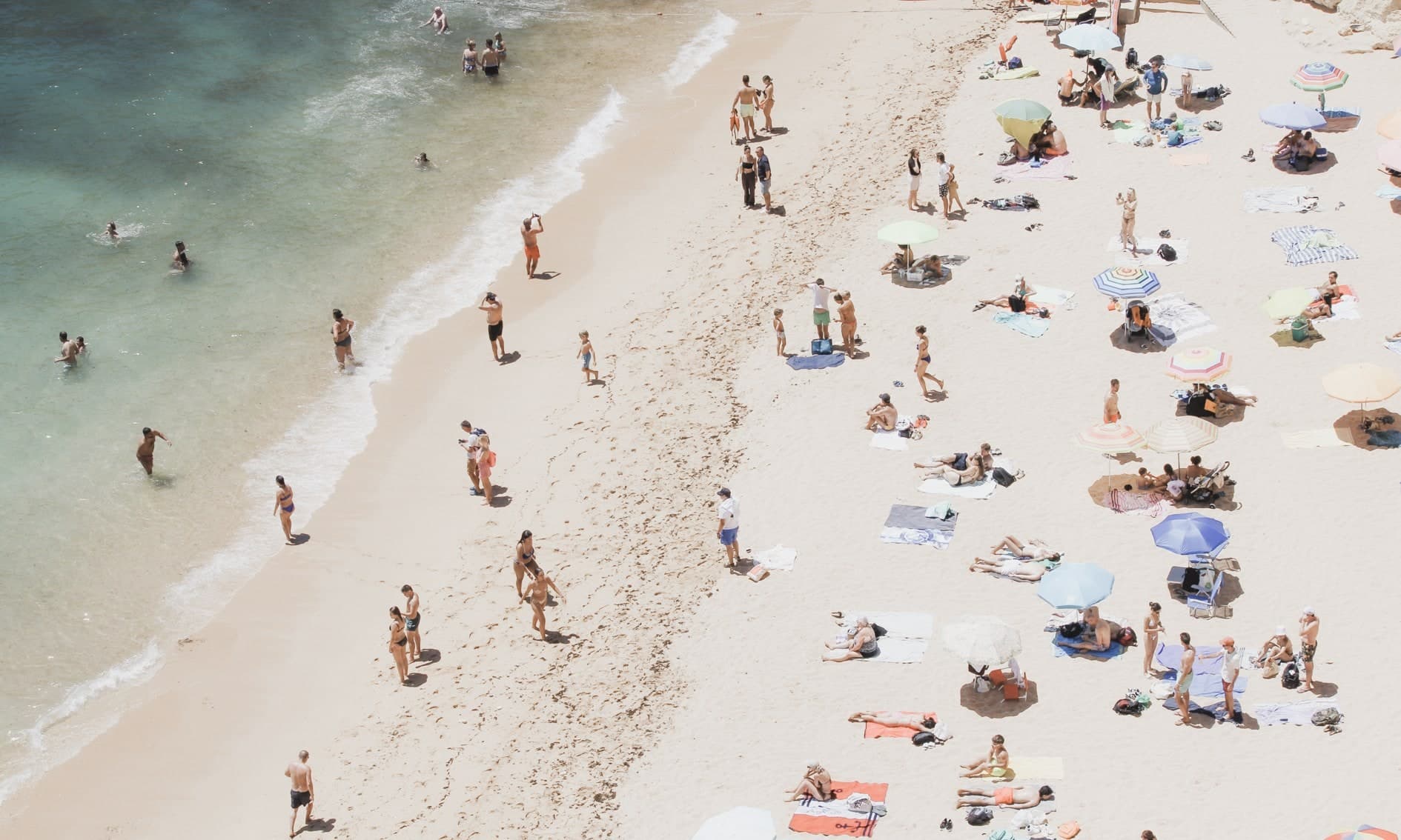 Cenital de playa concurrida: muchos bañistas y quitasoles, orilla turquesa a la izquierda. Agua #P10, fotografía de Cristian Letelier, edición limitada