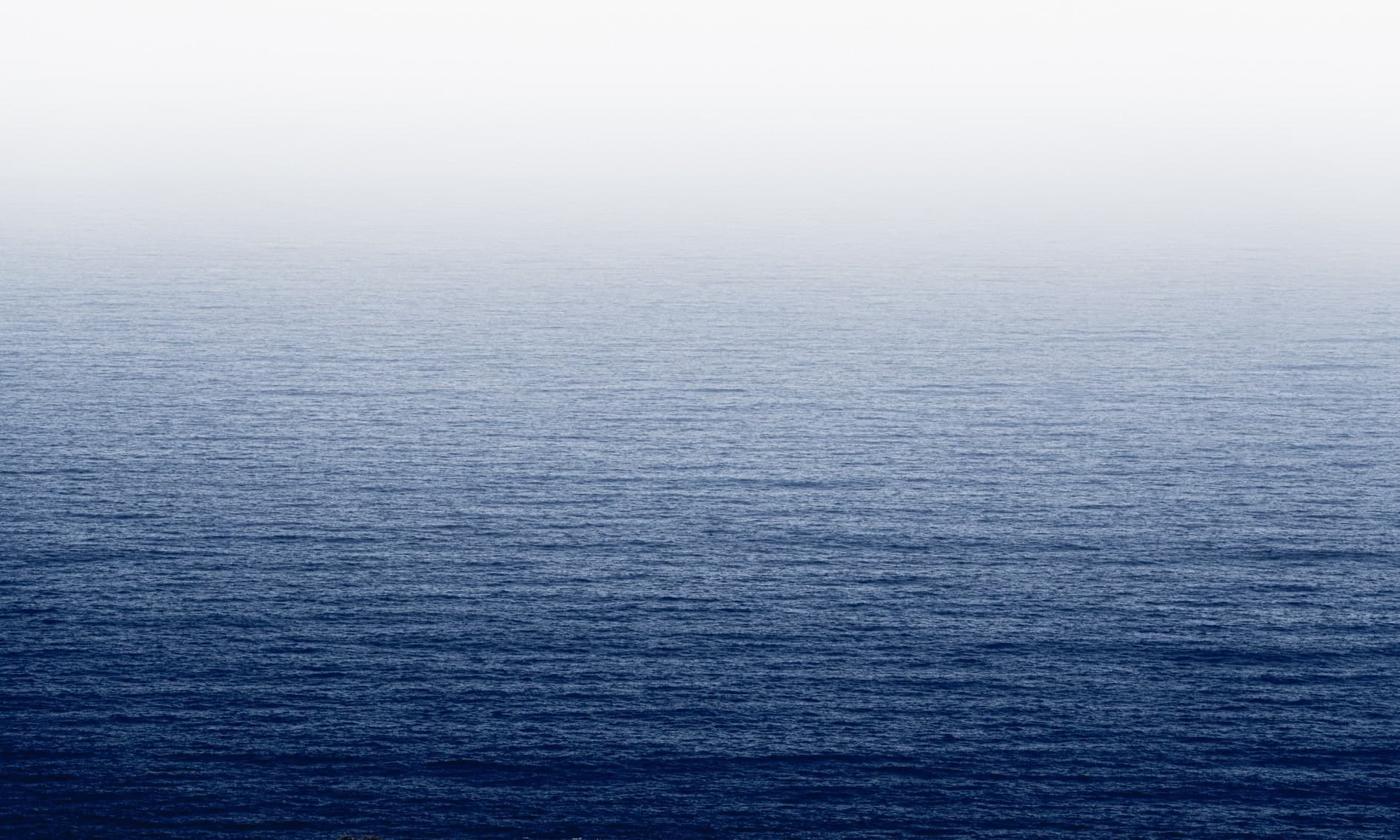 Mar azul profundo con degradado hacia blanco de niebla arriba, minimalista. Agua #P28, fotografía de Cristian Letelier, edición limitada