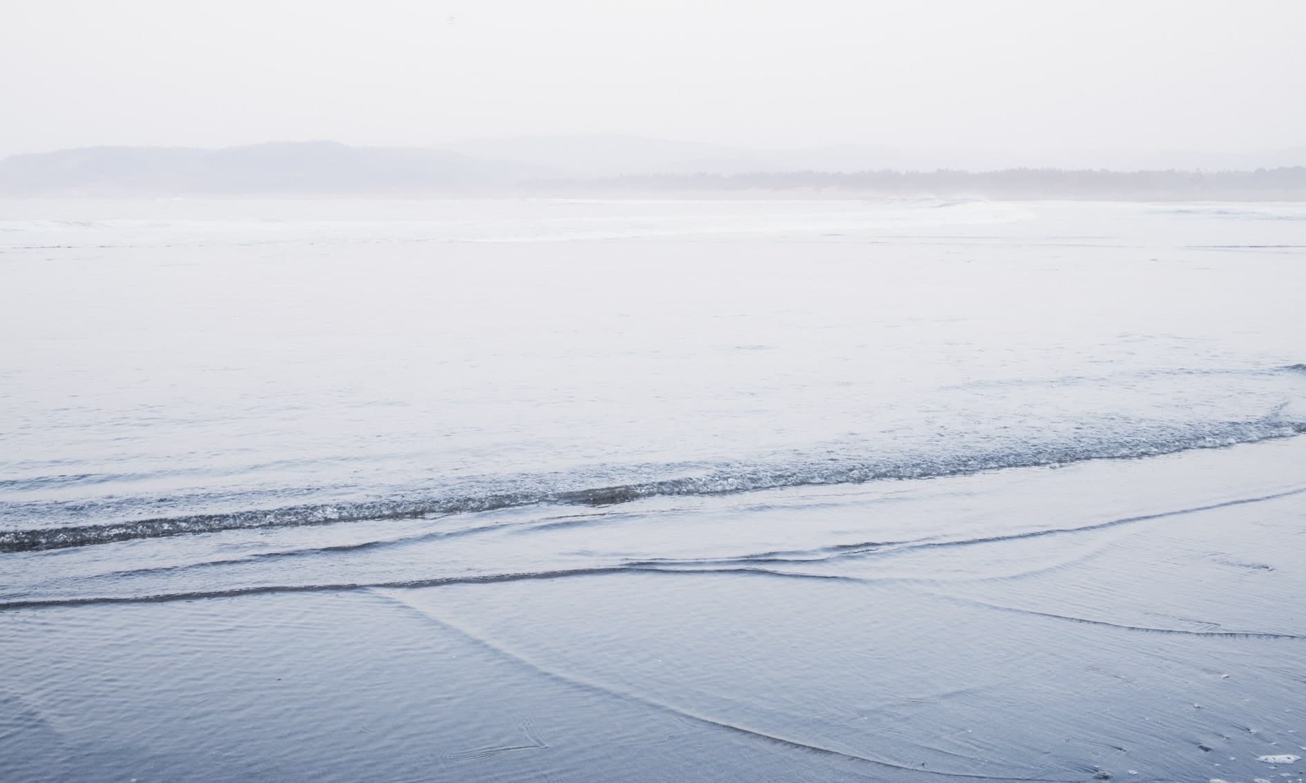 Orilla en azul pálido y blanco, olas suaves, niebla y cerros lejanos. Agua #P29, fotografía de Cristian Letelier, edición limitada