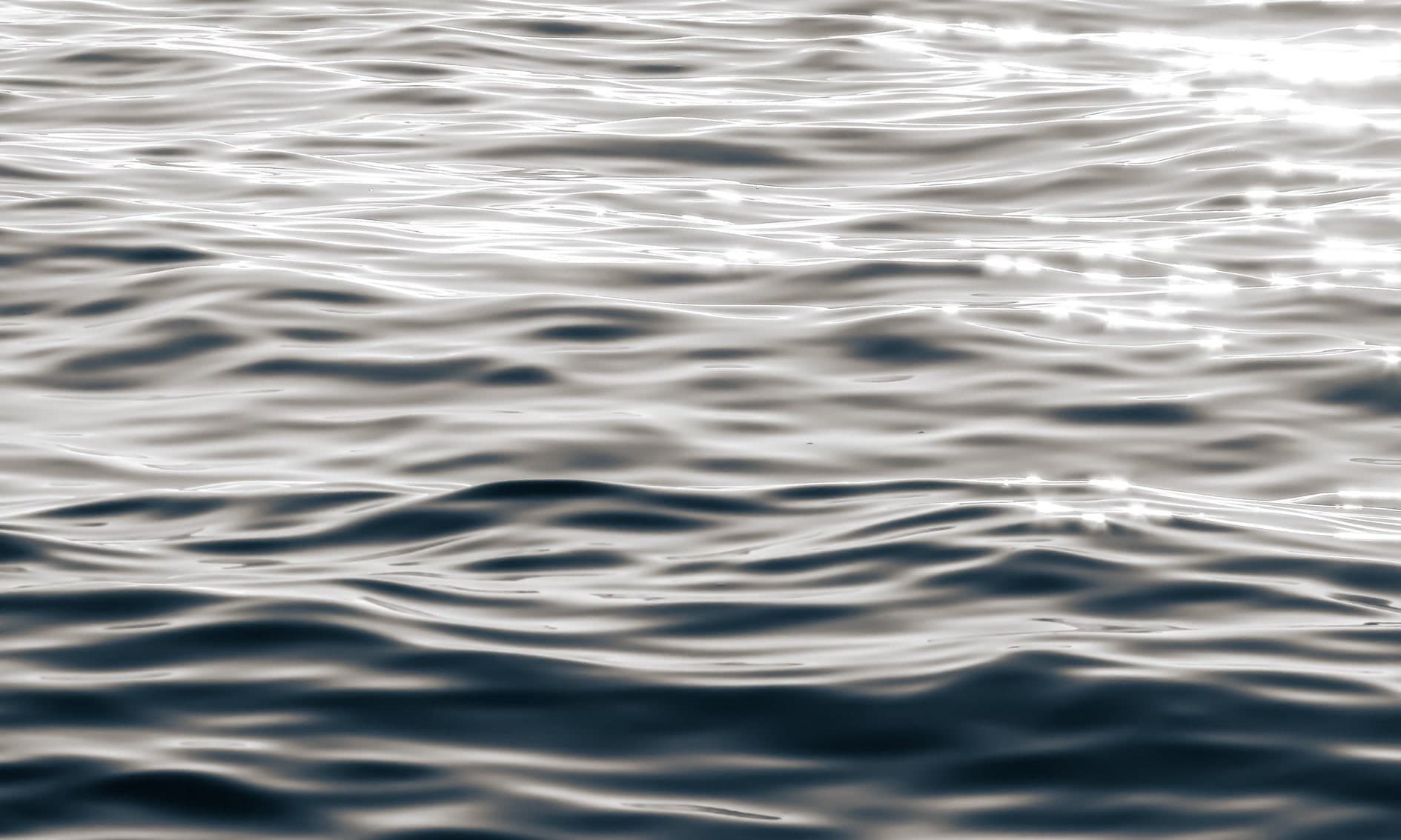 Textura de agua ondulada con destellos de sol, azul oscuro y plata. Agua #P30, fotografía de Cristian Letelier, edición limitada