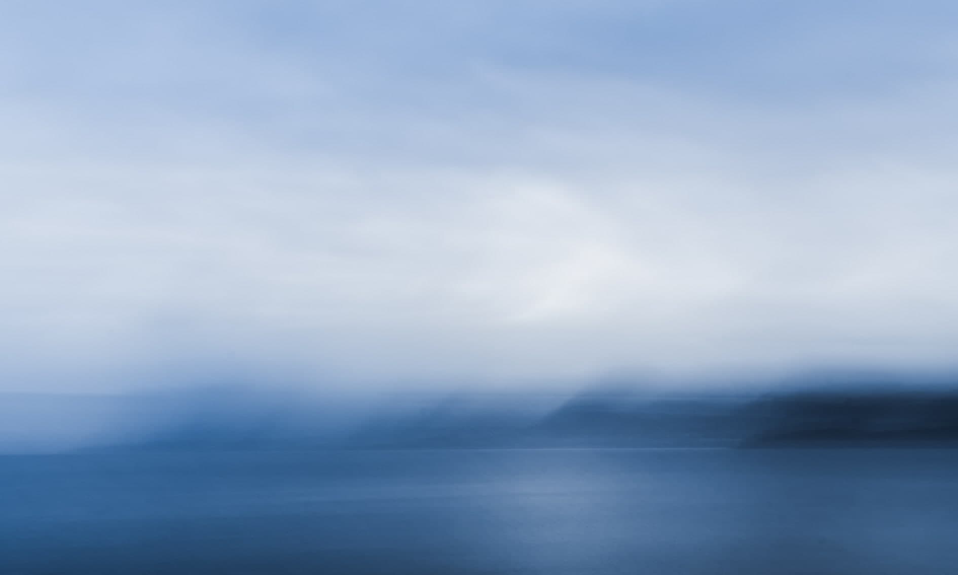 Abstracto azul desenfocado por movimiento: cielo nuboso, cerros y mar. Agua #P33, fotografía de Cristian Letelier, edición limitada