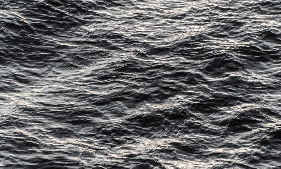 Textura de mar ondulado en blanco y negro, oleaje con reflejos plateados. Agua #P35, fotografía de Cristian Letelier, edición limitada