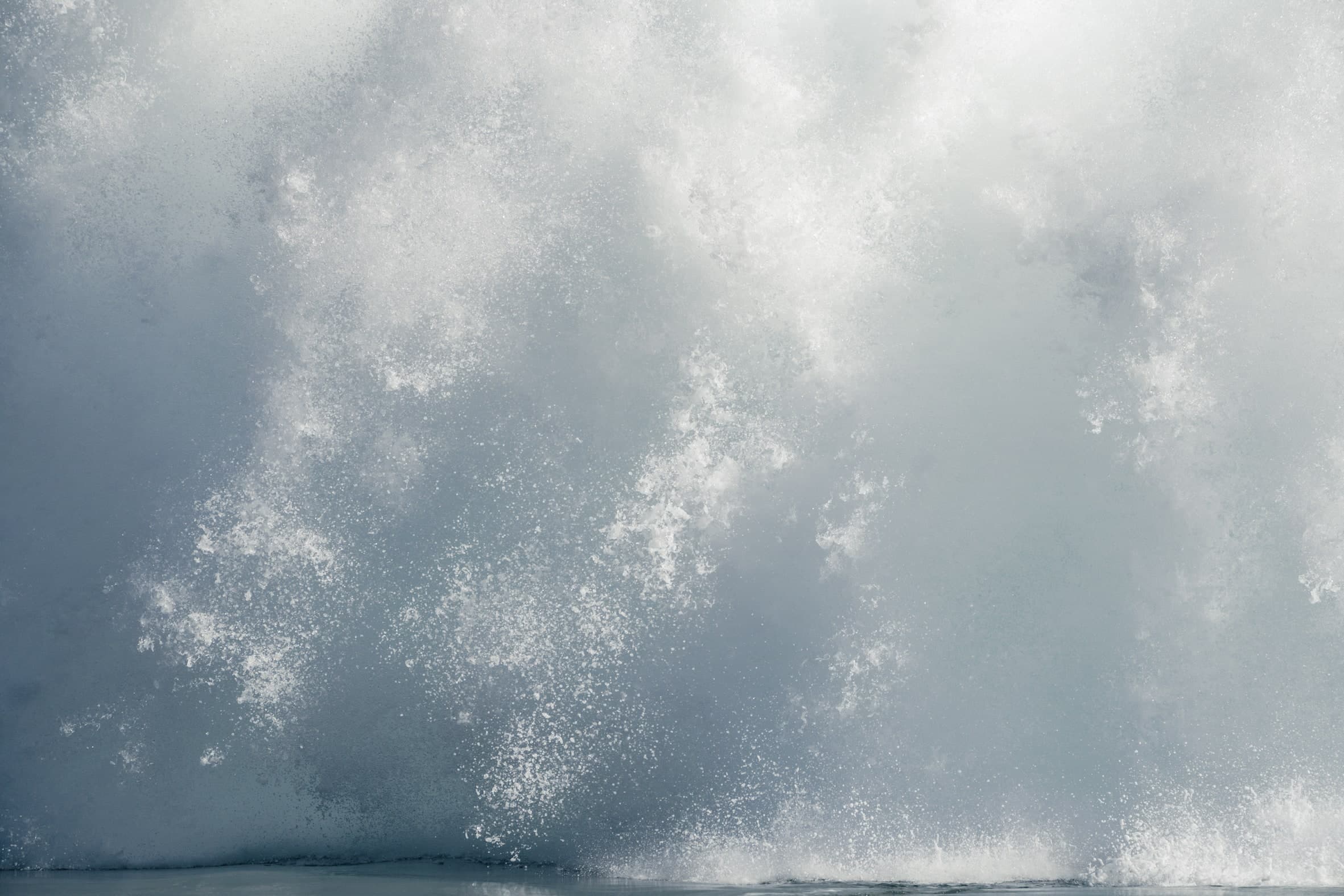 Estallido de ola: rocío y espuma blanca contra el cielo claro. Agua #P40, fotografía de Cristian Letelier, edición limitada