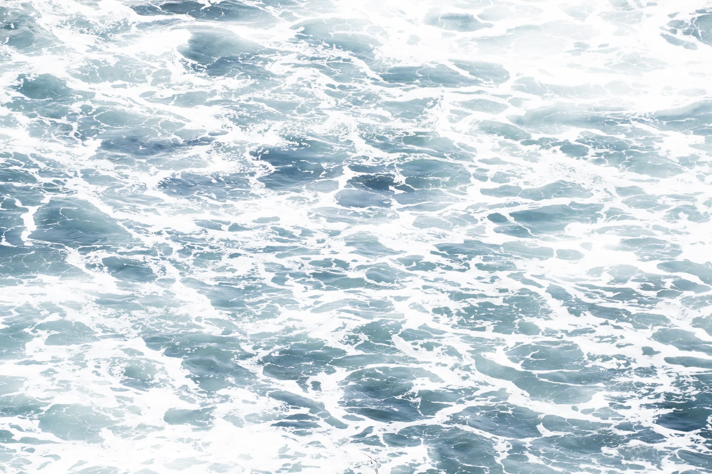 Espuma blanca y agua turquesa en movimiento, vista desde arriba. Agua #P43, fotografía de Cristian Letelier, edición limitada