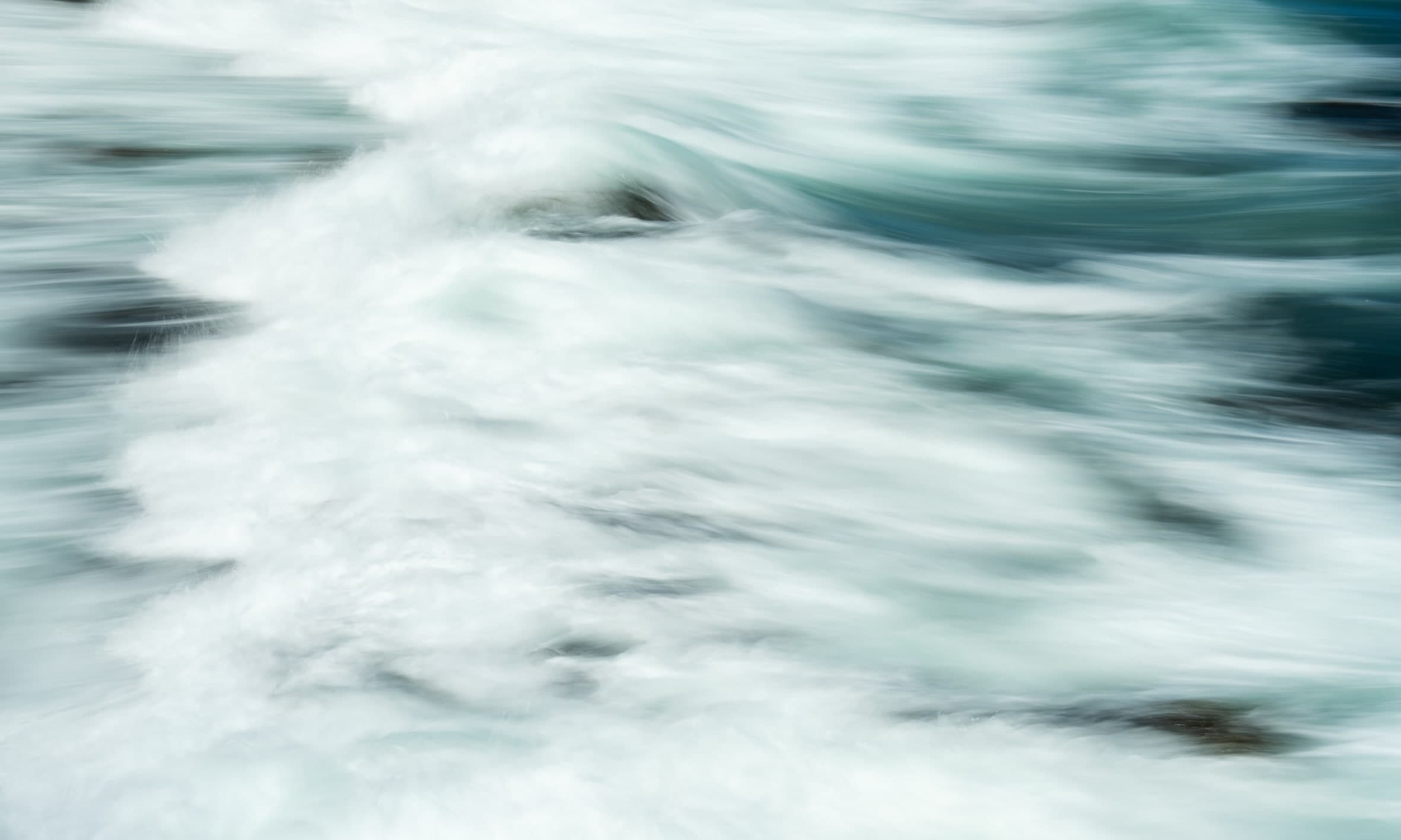 Ola en larga exposición: espuma blanca barrida sobre agua verde azulada. Agua #P45, fotografía de Cristian Letelier, edición limitada