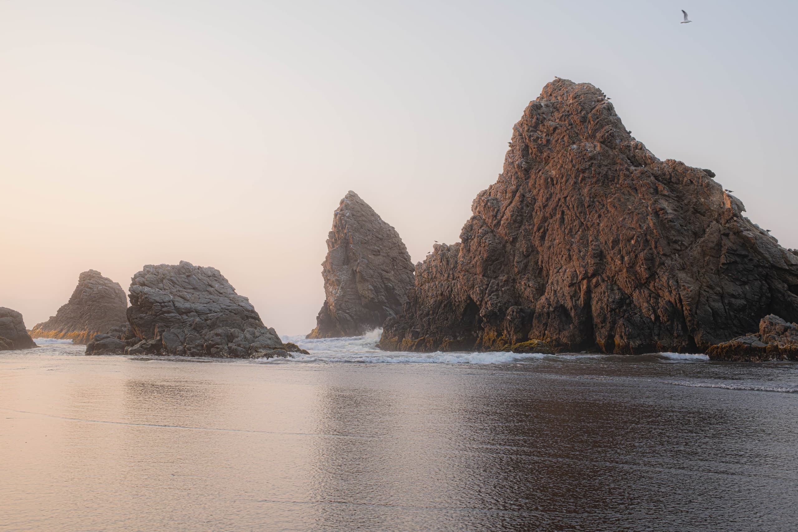 Roqueríos en el mar al atardecer, agua calma y luz rosada. Agua #P48, fotografía de Cristian Letelier, edición limitada